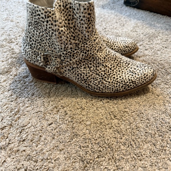 Stylish Black and White Ankle Boots - Picture 2 of 2